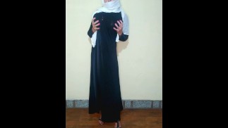 Грудастая чеченская девушка в хиджабе веселится и лопает воздушные шары на высоких каблуках