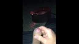 Отчаянно пытаясь потушить огонь, у меня не было воды, поэтому я кончил и помочился на огонь, чтобы потушить его