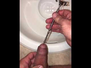 От первого лица: Использование моего готического полого уретрального звука, чтобы пописать, потому что круто наблюдать, как моча течет из обоих глаз
