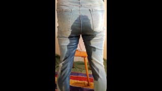 Indiferente muito quente fazendo xixi na minha calça jeans