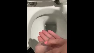 Mijn vrouw's handen wassen met mijn pis