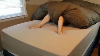 Ich buckle meinen riesigen Daunenschlafsack, wenn meine Frau weg ist. Ich weiß, dass es falsch ist, aber ich kann nicht aufhören. Sperma auf Nylon