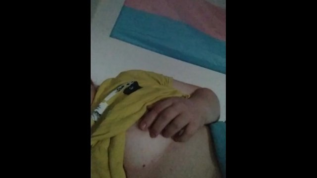 Stella spielt am Morgen mit ihren Nippeln