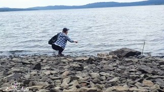 Девушка Мастурбирует Киску во Время Прогулки на Природе