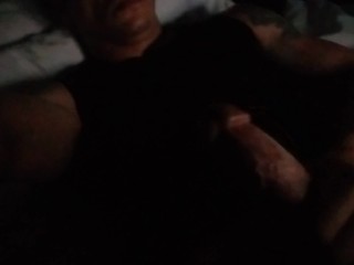 一边看色情片一边享受抚摸我的大鸡巴
