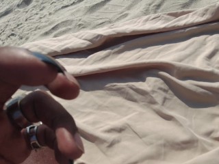 День на пляже: обнаженная на публике