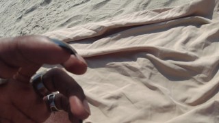 Dag op het strand: naakt in het openbaar