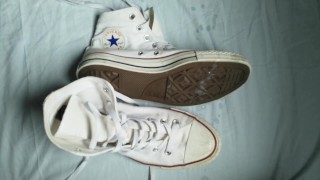 Fetiche do sapato: mostrar e gozar em chucks Converse brancos