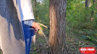 Garoto mijando - pau incircunciso na floresta