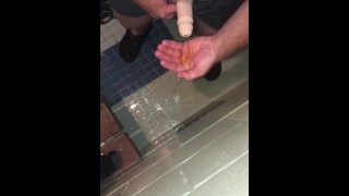 POV Solo man gebruikt een lul mouw / FTM Packer-apparaat in de douche om te gaan plassen