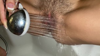 Masturbieren eine haarige pussy mit einer Dusche zum Orgasmus close-up