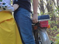 КРАСОТКА В ЖЁЛТОЙ ЮБКЕ ОТСОСАЛА МНЕ В ЛЕСУ НА МОПЕДЕ - Screenshot 2 of 16 - Hot Russian Girl