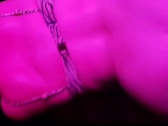 POV: Heißer Doggy mit glänzenden Prachtarsch im Rotlicht