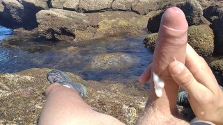 Masturbando um Big Hard Dick com vista para o mar na enseada pública até que ele goze
