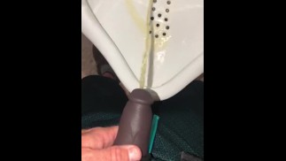 Использование полого устройства для упаковщика рукавов для члена, чтобы впервые помочиться в писсуар