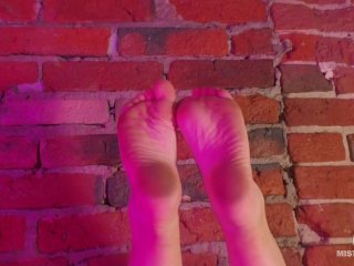 Mistress'Barefoot andDirty Soles Teasing