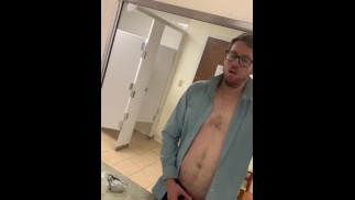 Деловая выдра писает в раковину своим полутвердым членом в общественном туалете - рискованно пописат