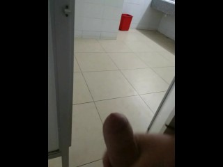 Banheiros Públicos Se Masturbam, Quase Pegos! Pervertido