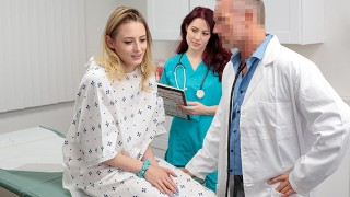 Slanke Blonde patiënt laat Perv Doctor en zijn Hot kont verpleegster haar strakke tienerkutje Stretch