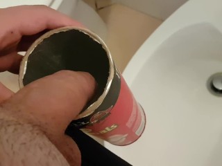 男孩在品客管中撒尿