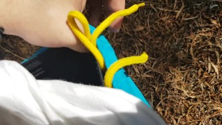 Парень писает в сосновом лесу НА ПЛЯЖЕ ПОБЛИЗОСТИ ЕСТЬ ЛЮДИ