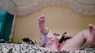 Соло Толстушка Шлюха Сэди мастурбирует игрушками и кончает для папы Ролевая Игра Видео