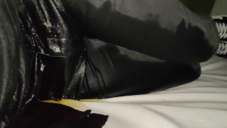 Мочу свои засохшие узкие джинсы о кровать