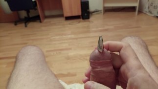 小阴茎塞完全在里面，由另一个公鸡发声杆推动
