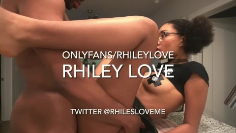 El enamoramiento de Rhileylove se la folla en la encimera de la cocina.