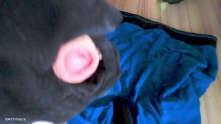 Ragazzo biondo si masturba con Foxgloves in mutande