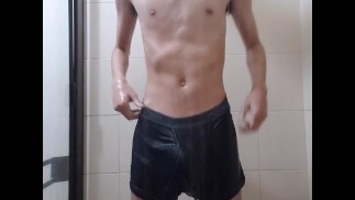 Я снимаю своего сводного брата в душе с большим членом