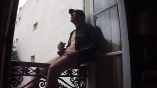 дрочит на балконе