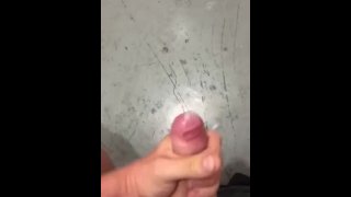 Novinha se masturbando e Cums no banheiro público
