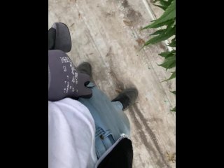 se abrió las piernas y muestra su apretada vagina