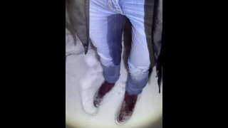 女の子は雪の中で必死に彼女のジーンズを怒らせます