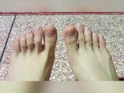 Preview 1 of أقدام رجلين ياسمين، من يلحس ؟ - Compil of Arab foot worship