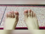 Preview 3 of أقدام رجلين ياسمين، من يلحس ؟ - Compil of Arab foot worship
