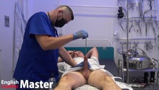 Le médecin utilise des sons sur la grosse bite du patient APERÇU