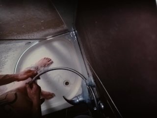 Nagrany  pod prysznicem jak się goli a potem nim rusza