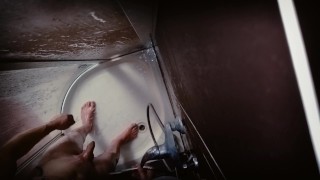 Nagrany  pod prysznicem jak się goli a potem nim rusza 