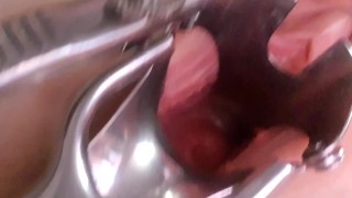 mostra o útero em close-up através de um espéculo