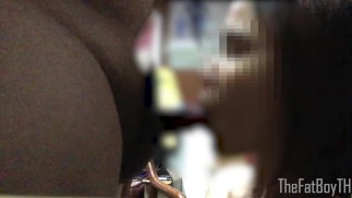 Азиатская девушка делает минет и прерывает меня, играя в видеоигры