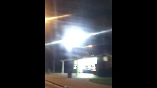 TAMPA YBOR CITY WURDE ANGEZÜNDET! AUF DEM WEG NACH HAUSE HALTEN SIE AN EINEM ÖFFENTLICHEN RASTPLATZ, DAMIT EBONY EIER LECKEN UND SCHWÄNZE REITEN KANN!!