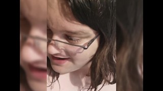 Kopvoorn Sissy Exposed in vrouwen zwempak in de Rain