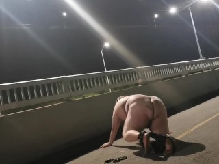 Chub Tranny Tira Naked Em Público e Se Masturba