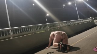 Kopvoorn Tranny stript Naked in het openbaar en masturbeert