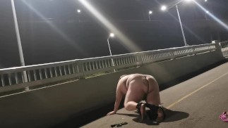 Chub Tranny 在公共场合脱光衣服并自慰