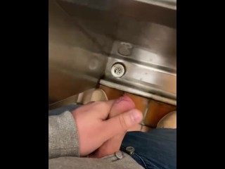 Hot Cruzando Em Banheiro Público Masturbando Meu Pau Duro com Grande Gozada