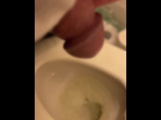 盗撮変態元柔道部主将が夜中に勢いよく放尿恥ずかしい姿を晒して興奮する