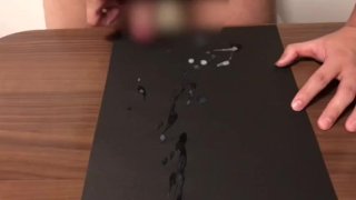 Selfie masturbação ejaculação em massa em papel preto. Por favor, veja a quantidade e o esperma espesso.